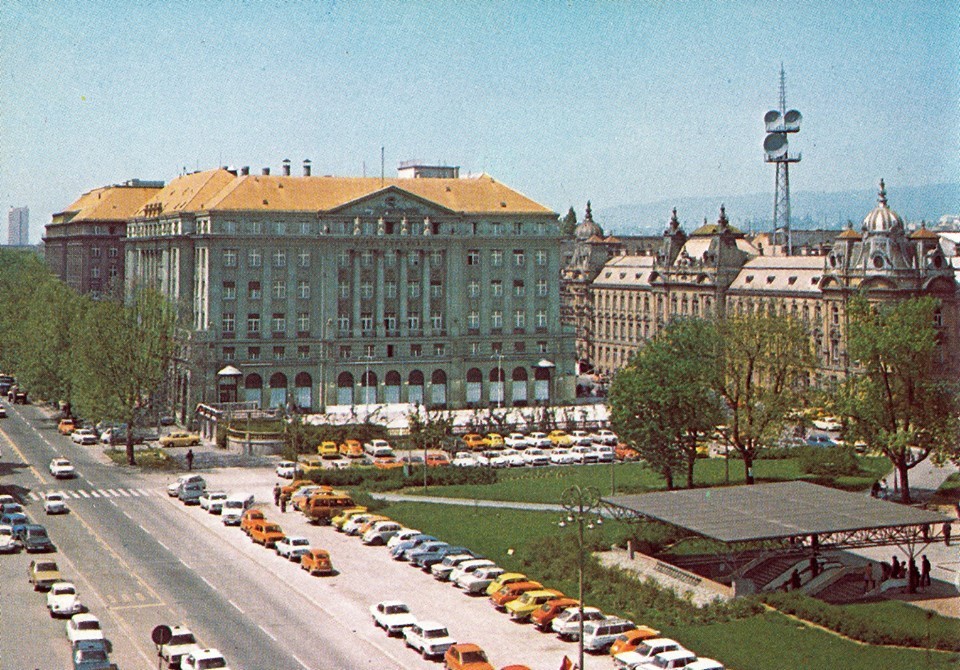 Trg Ante Starčevića 1990-ih godine, prije izgradnje Importane centra
